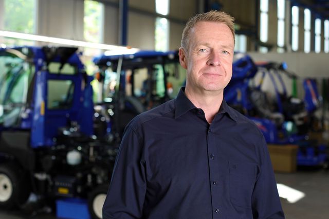 Marketingleiter Oliver Sticht vor einer Auswahl an Iseki-Traktoren 