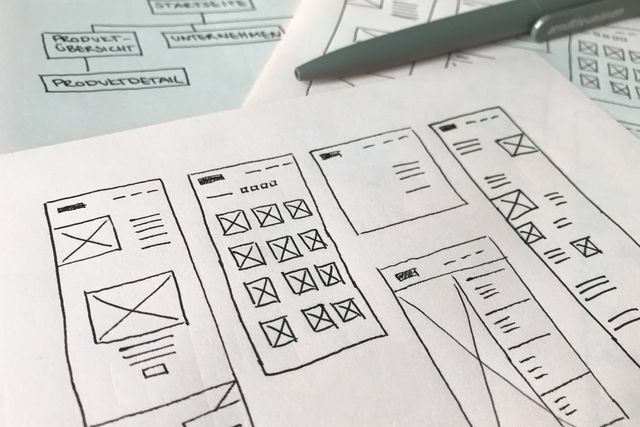 Skizze von Wireframes verschiedener Unterseiten der Iseki Website