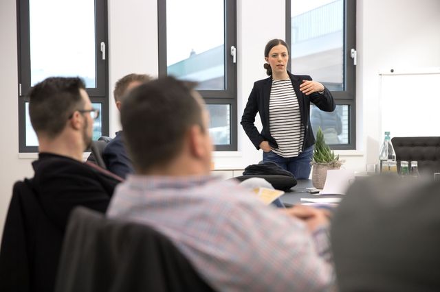 Art Director im Gespräch mit den Workshopteilnehmern