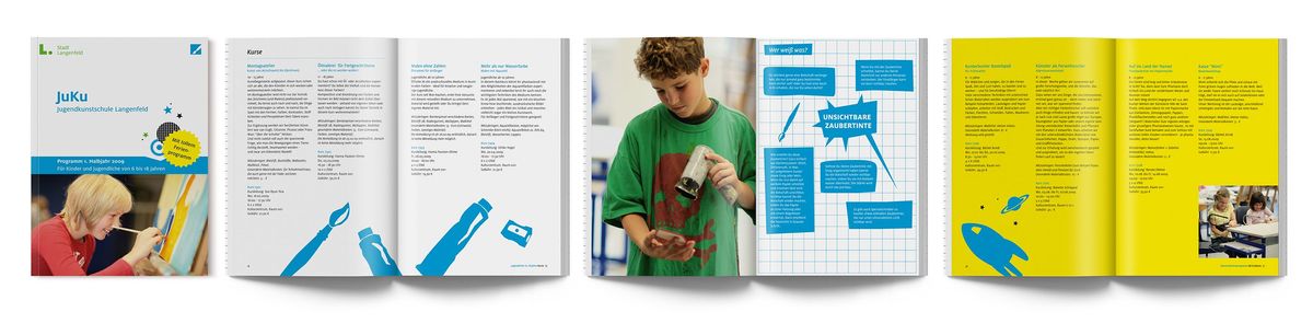 Aufgeschlagene Seiten aus dem Programmheft der Jugendkunstschule Langenfeld liegen nebeneinander