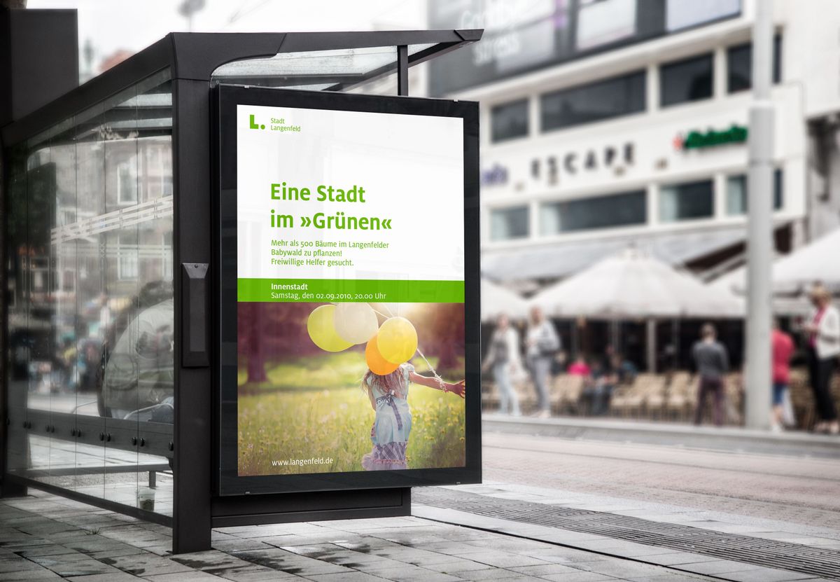Plakat der Stadt Langenfeld an einer Bushaltestelle