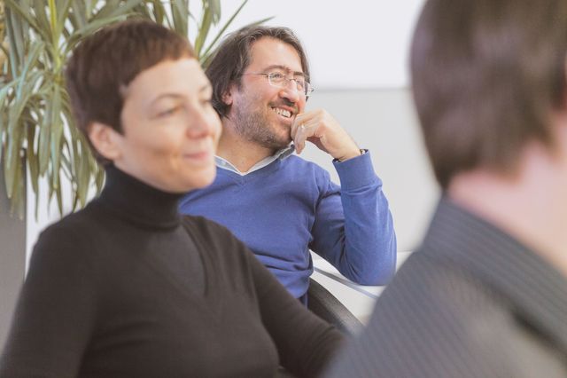 Mitarbeiter sitzen im Konferenzraum und hören zu