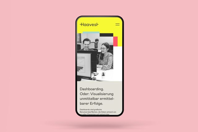 Darstellung eines Mock-Ups, das ein Smartphone mit der neuen Website zeigt