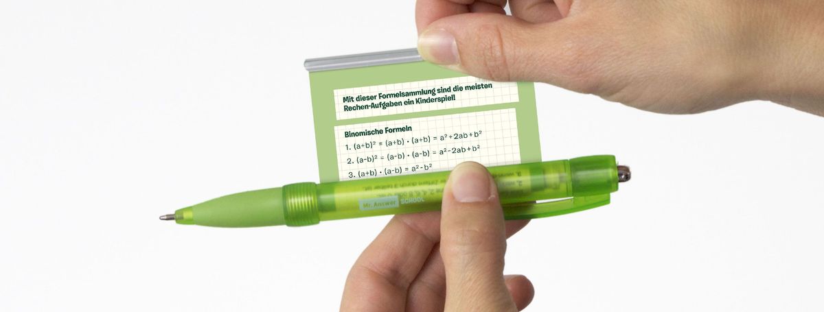Hand hält einen Kugelschreiber mit ausziehbarem Banner zum Unterrichtsfach Mathematik