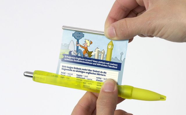 Hand hält einen Kugelschreiber mit ausziehbarem Banner mit englischen Vokabeln