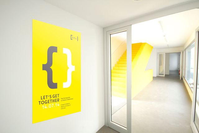 Plakat zu Inhouse-Veranstaltungsreihe im Flur des Unternehmensgebäudes