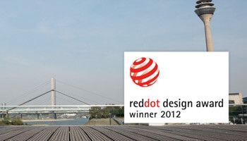 Logo des Red Dot Design Award winner 2012 vor dem Düsseldorfer Fernsehturm