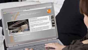 Person schaut sich die Webseite von Sektor an