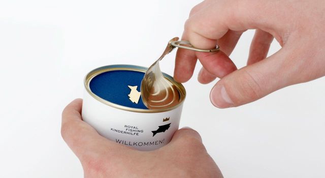 Fischdose von Royal Fishing mit goldener Anstecknadel