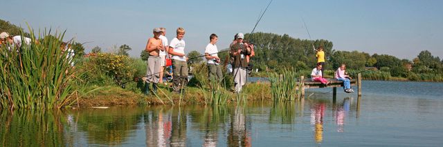 Fischende Kinder an einem See