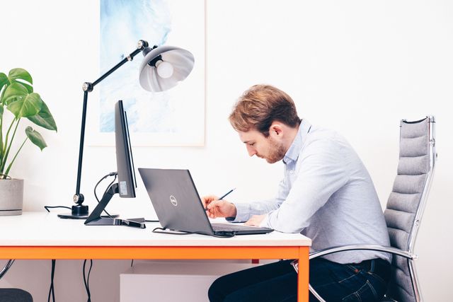 Mitarbeiter von secjur sitzt am Schreibtisch und arbeitet