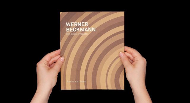 Cover der Broschüre mit Jahresringen als Keyvisualkonzept