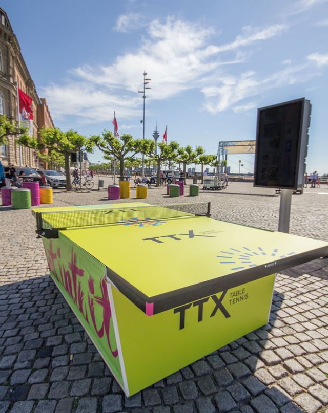 Folierte Tischtennisplatte mit TTX-Logo und grafischen Elementen