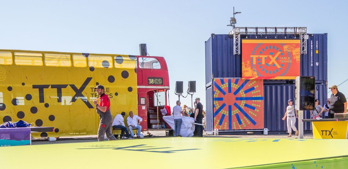 Foto vom Aufbau des TTX Events auf dem Burgplatz in Düsseldorf