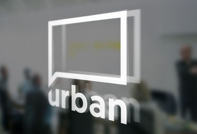 Das Logo von urban auf eine Glastür geklebt