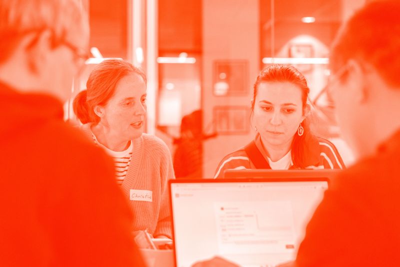 Teilnehmer analysieren gemeinsam Nutzerfeedback und optimieren die User Experience im Workshop.