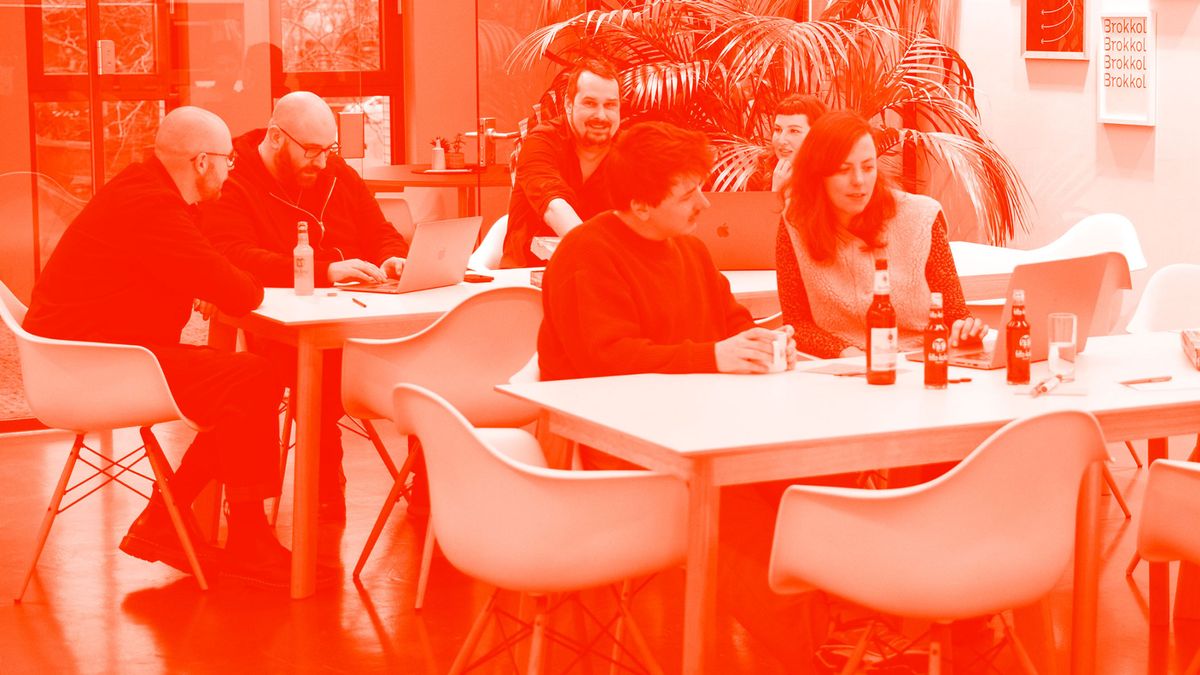 Das UX-Testessen des German UPA lädt zum Netzwerken ein Sechs Personen sitzen verteilt an Tischen und besprechen sich