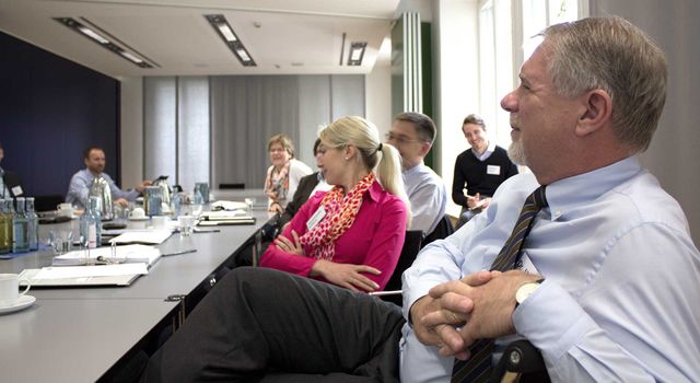 Der Geschäftsführer und die Mitarbeiter von VDM Metals befinden sich in einer Gesprächssituation