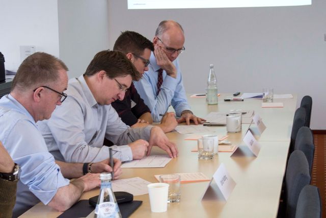 Mitarbeiter bearbeiten Themen des Workshops