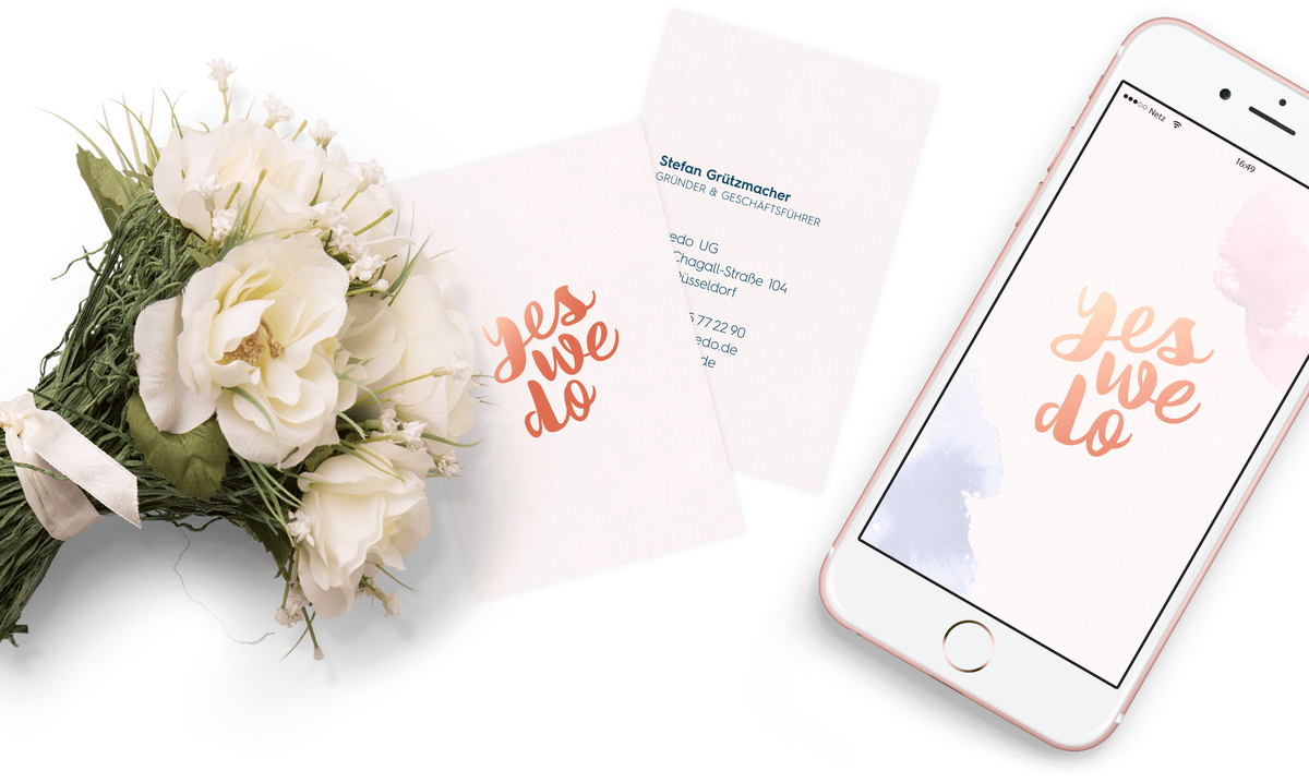 Visitenkarten, Smartphone mit Startscreen der yeswedo-App und Brautstrauß