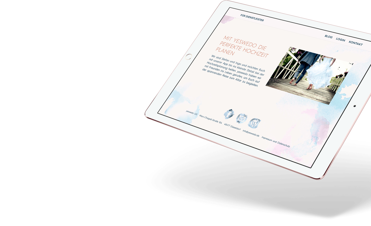 Tablet mit Ausschnitt der Website: Text über die Gründer und Foto eines Brautpaares auf einem Aquarellhintergrund