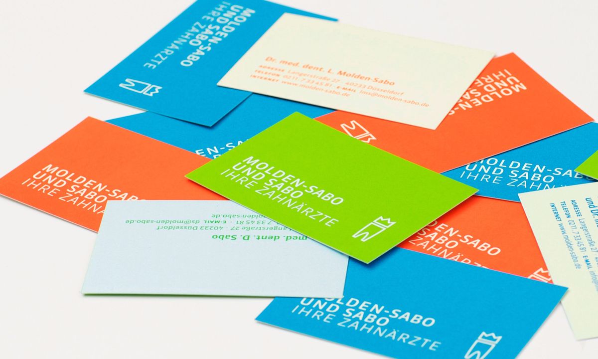 Ein Stapel der Visitenkarten im neuen Molden Sabo Corporate Design 