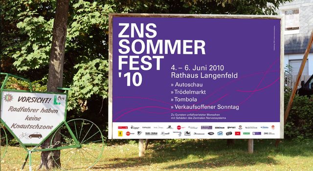 Plakat im Querformat für das ZNS Sommerfest 2010 vor dem Hintergrund einer Wiese
