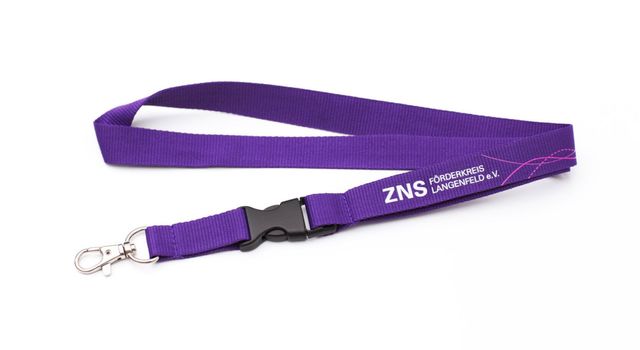 Ein bedrucktes Schlüsselband mit der Wortmarke des Förderkreises ZNS Langenfeld und dem linienförmigen Key-Visual